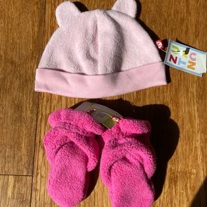 New with tags NEW pink girl 0-6 months ZUTANO fleece booties and hat